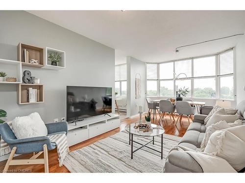 411-2199 Sixth Line, Oakville, ON - Indoor Photo Showing Living Room