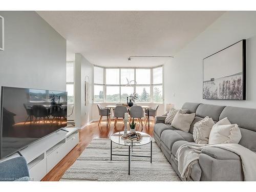 411-2199 Sixth Line, Oakville, ON - Indoor Photo Showing Living Room