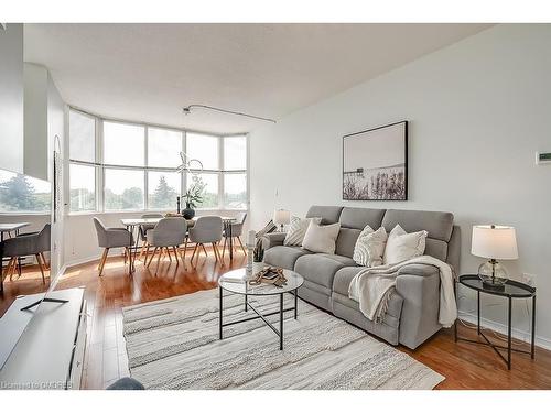 411-2199 Sixth Line, Oakville, ON - Indoor Photo Showing Living Room