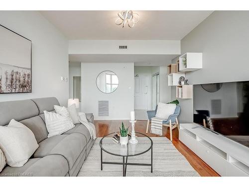 411-2199 Sixth Line, Oakville, ON - Indoor Photo Showing Living Room