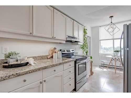 411-2199 Sixth Line, Oakville, ON - Indoor Photo Showing Kitchen