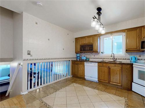 1 Jennifer Crescent, St. Catharines, ON - Indoor Photo Showing Kitchen With Double Sink