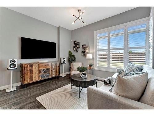 20-35 Midhurst Heights, Stoney Creek, ON - Indoor Photo Showing Living Room