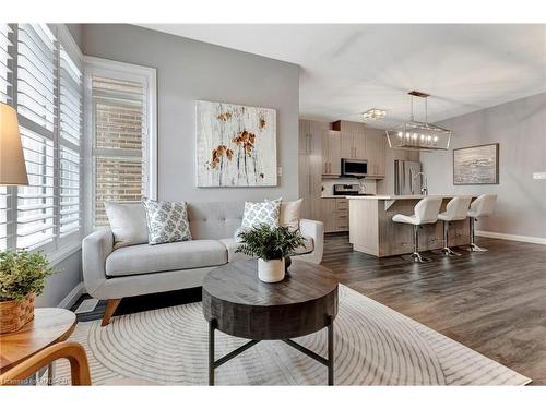 20-35 Midhurst Heights, Stoney Creek, ON - Indoor Photo Showing Living Room