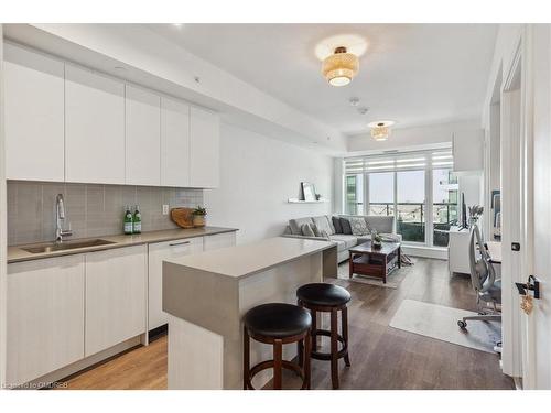 1112-2489 Taunton Road, Oakville, ON - Indoor Photo Showing Kitchen