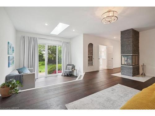 20 Craven Avenue, Burlington, ON - Indoor Photo Showing Living Room