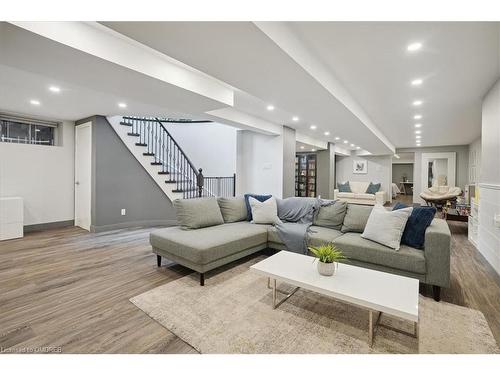 20 Craven Avenue, Burlington, ON - Indoor Photo Showing Living Room