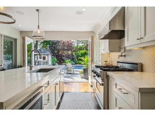 1301 Bunsden Avenue, Mississauga, ON - Indoor Photo Showing Kitchen With Upgraded Kitchen