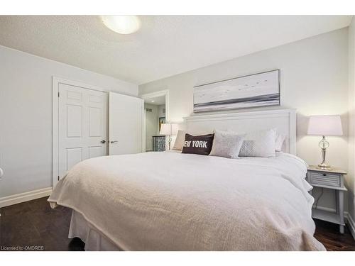 1301 Bunsden Avenue, Mississauga, ON - Indoor Photo Showing Bedroom