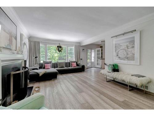 81 Chartwell Road, Oakville, ON - Indoor Photo Showing Living Room