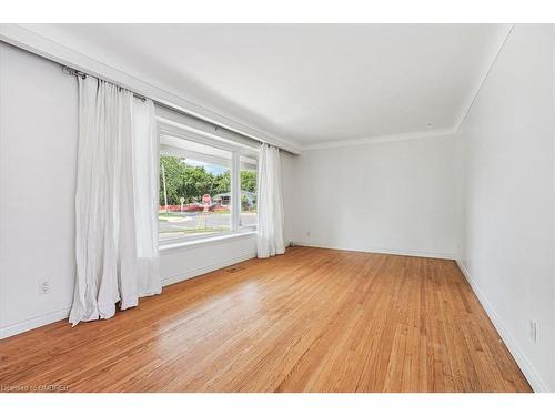 5352 Spruce Avenue, Burlington, ON - Indoor Photo Showing Living Room