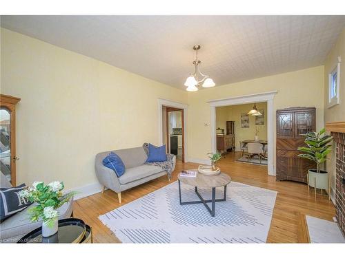 39 Court Street N, Milton, ON - Indoor Photo Showing Living Room