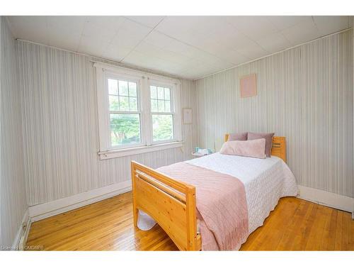 39 Court Street N, Milton, ON - Indoor Photo Showing Bedroom