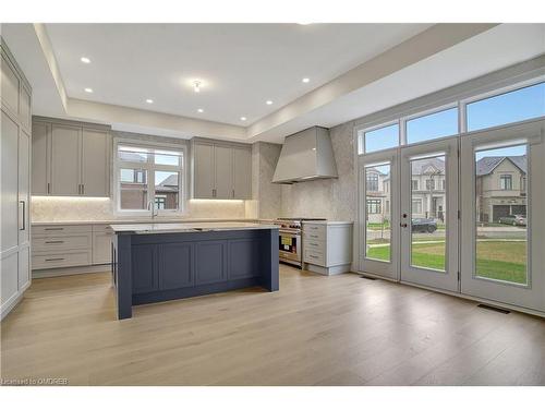 2279 Hyacinth Crescent Crescent, Oakville, ON - Indoor Photo Showing Kitchen With Upgraded Kitchen