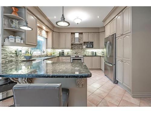 1389 Creekwood Trail, Oakville, ON - Indoor Photo Showing Kitchen With Upgraded Kitchen