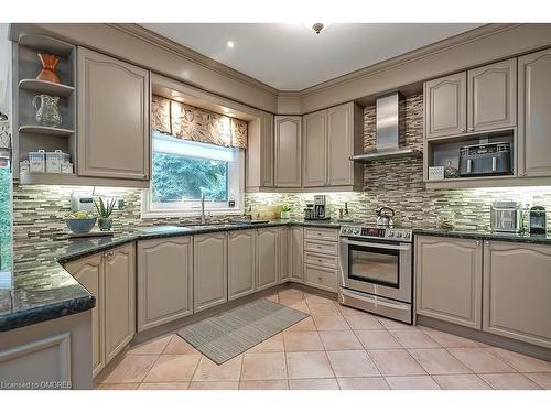 1389 Creekwood Trail, Oakville, ON - Indoor Photo Showing Kitchen With Upgraded Kitchen