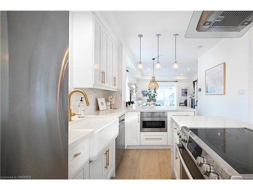 42-337 Beach Boulevard, Hamilton, ON - Indoor Photo Showing Kitchen With Upgraded Kitchen