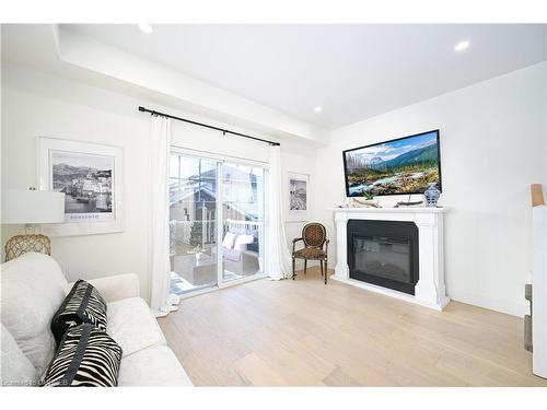 42-337 Beach Boulevard, Hamilton, ON - Indoor Photo Showing Living Room With Fireplace