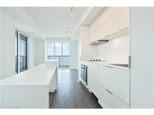 703-370 Martha Street, Burlington, ON - Indoor Photo Showing Kitchen