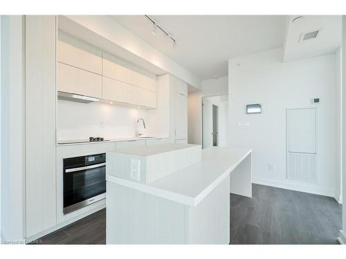 703-370 Martha Street, Burlington, ON - Indoor Photo Showing Kitchen