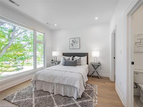 974 North Shore Boulevard W, Burlington, ON - Indoor Photo Showing Bedroom