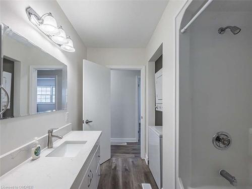 1063 Bedford Avenue, Burlington, ON - Indoor Photo Showing Bathroom