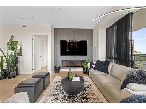 807-2025 Maria Street, Burlington, ON - Indoor Photo Showing Living Room