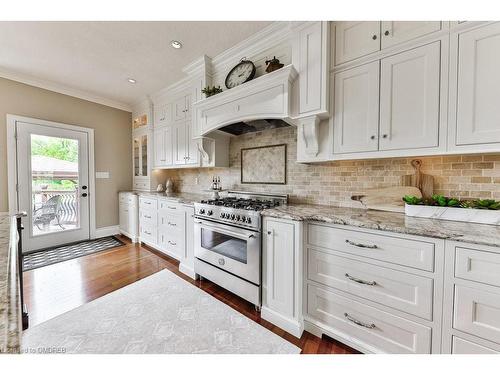 2115 Cunningham Court, Milton, ON - Indoor Photo Showing Kitchen With Upgraded Kitchen