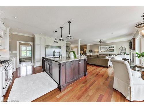 2115 Cunningham Court, Milton, ON - Indoor Photo Showing Kitchen With Upgraded Kitchen