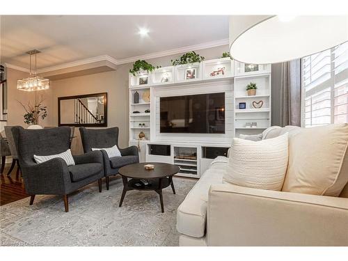 2438 Montagne Avenue, Oakville, ON - Indoor Photo Showing Living Room