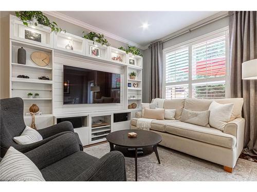 2438 Montagne Avenue, Oakville, ON - Indoor Photo Showing Living Room