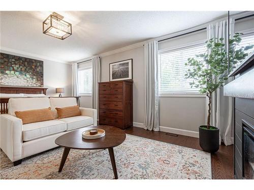 2438 Montagne Avenue, Oakville, ON - Indoor Photo Showing Living Room