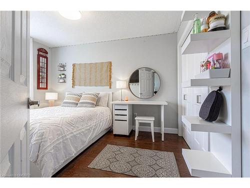 2438 Montagne Avenue, Oakville, ON - Indoor Photo Showing Bedroom