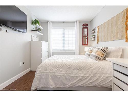 2438 Montagne Avenue, Oakville, ON - Indoor Photo Showing Bedroom