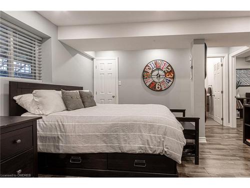 2438 Montagne Avenue, Oakville, ON - Indoor Photo Showing Bedroom