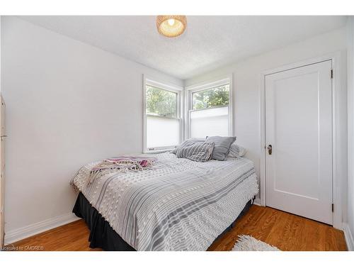 2149 Caroline Street, Burlington, ON - Indoor Photo Showing Bedroom