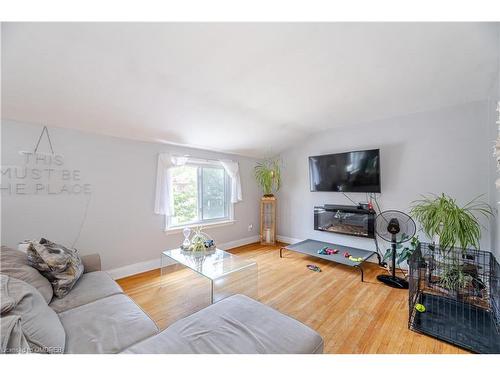 2149 Caroline Street, Burlington, ON - Indoor Photo Showing Living Room