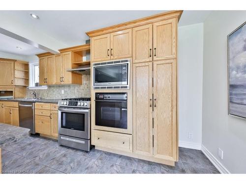 1567 Steveles Crescent, Mississauga, ON - Indoor Photo Showing Kitchen