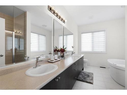 220 Great Falls Boulevard, Waterdown, ON - Indoor Photo Showing Bathroom