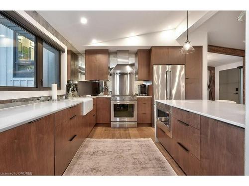 124 Lynn Court, Burlington, ON - Indoor Photo Showing Kitchen With Stainless Steel Kitchen With Upgraded Kitchen