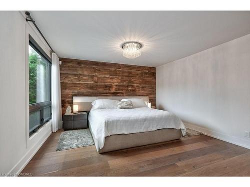 124 Lynn Court, Burlington, ON - Indoor Photo Showing Bedroom