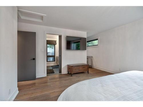 124 Lynn Court, Burlington, ON - Indoor Photo Showing Bedroom