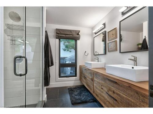 124 Lynn Court, Burlington, ON - Indoor Photo Showing Bathroom