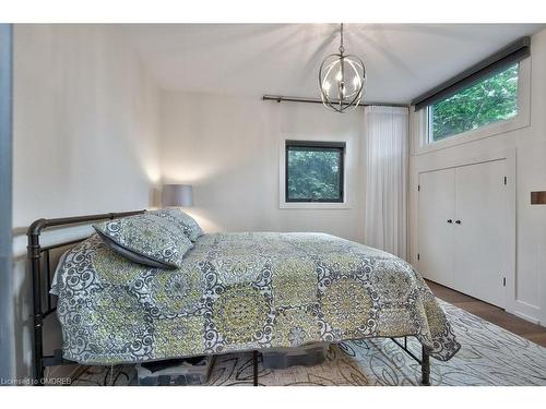 124 Lynn Court, Burlington, ON - Indoor Photo Showing Bedroom