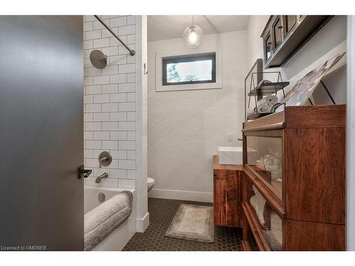 124 Lynn Court, Burlington, ON - Indoor Photo Showing Bathroom