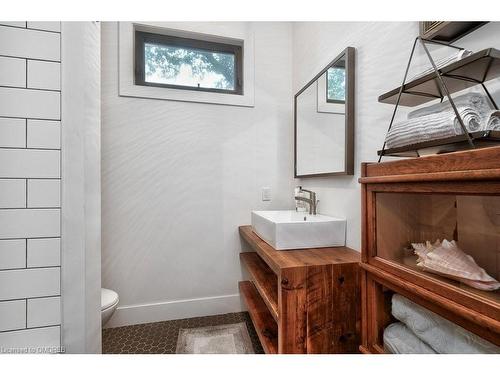 124 Lynn Court, Burlington, ON - Indoor Photo Showing Bathroom