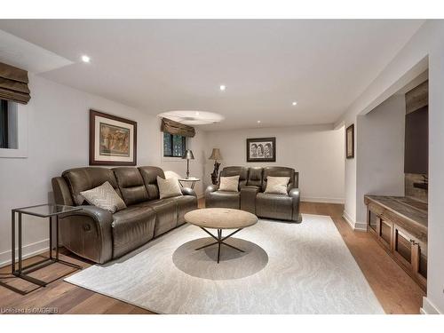 124 Lynn Court, Burlington, ON - Indoor Photo Showing Living Room