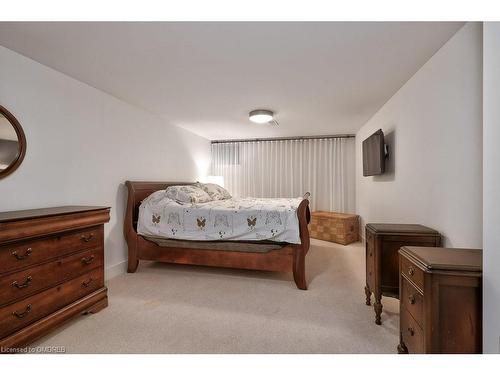 124 Lynn Court, Burlington, ON - Indoor Photo Showing Bedroom