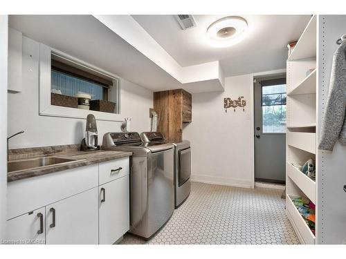 124 Lynn Court, Burlington, ON - Indoor Photo Showing Laundry Room