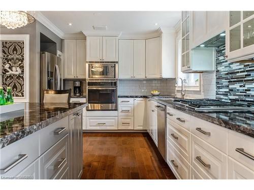 2069 Victoria Avenue, Burlington, ON - Indoor Photo Showing Kitchen With Upgraded Kitchen